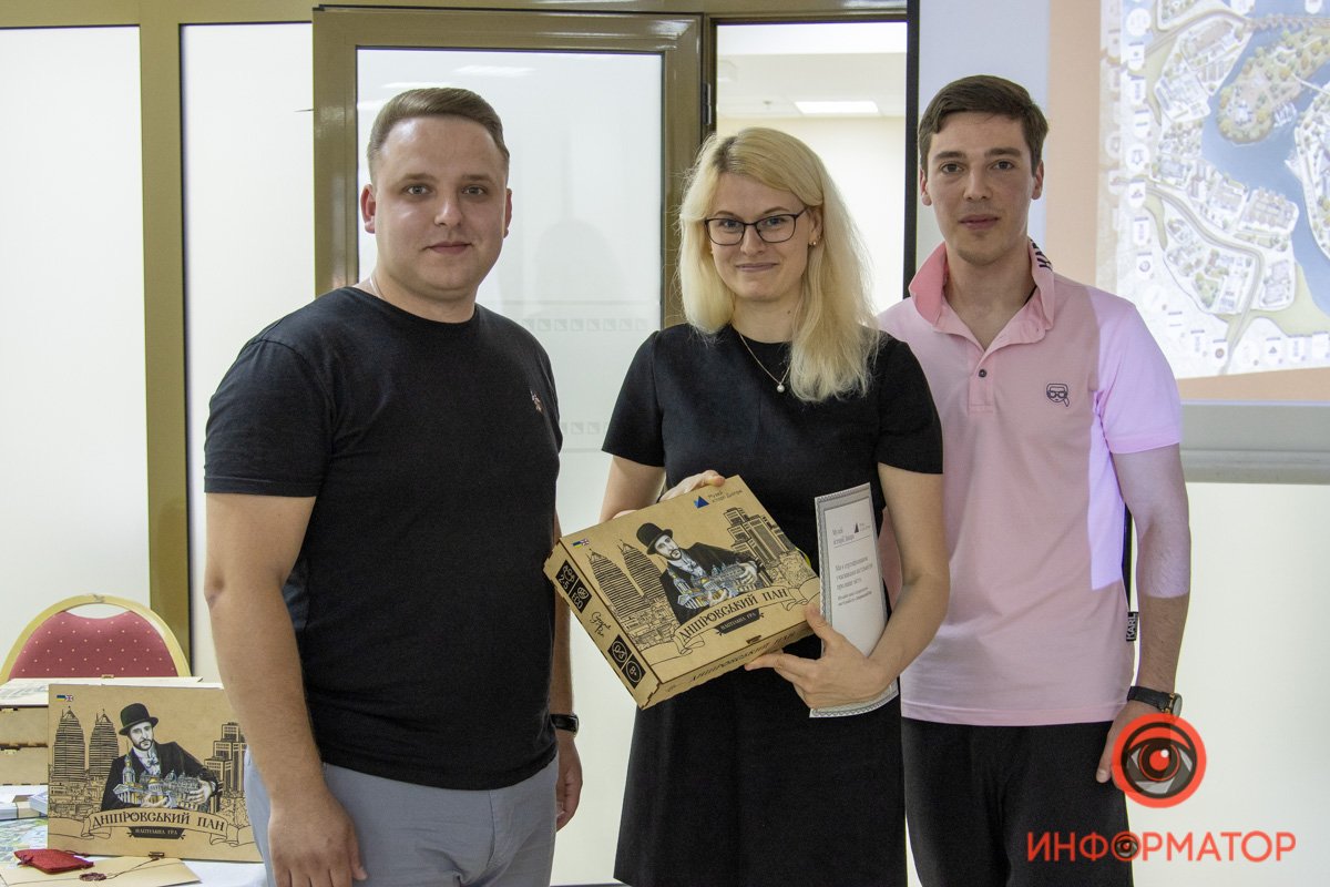 На поле игры представлены 30 реальных компаний, которые можно покупать, обменивать и строить. 