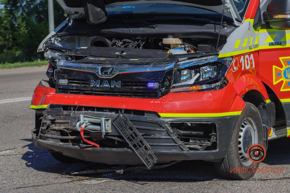 По предварительной информации от полиции, ВАЗ двигался по Яснополянской, а машина ГСЧС - по Аэропортовской