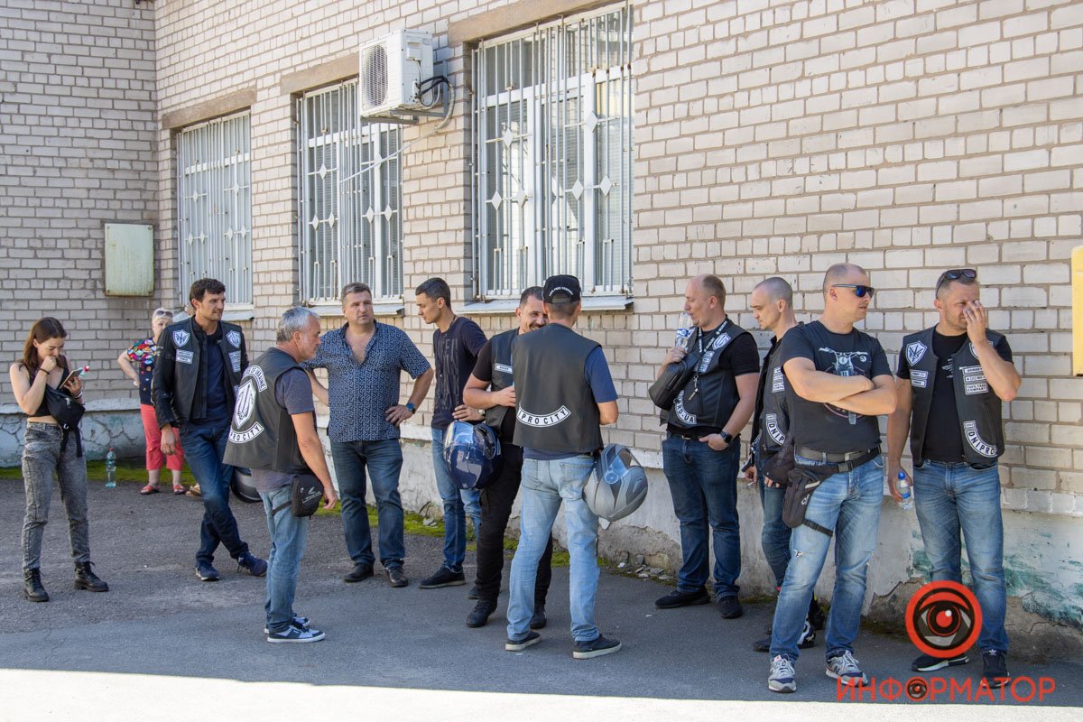 Под зданием суда собрались друзья умершего Руслана Гусейнова