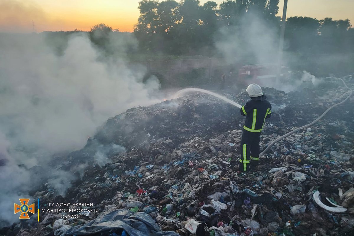 Огонь уничтожил 100 квадратных метров мусора Огонь уничтожил 100 квадратных метров мусора