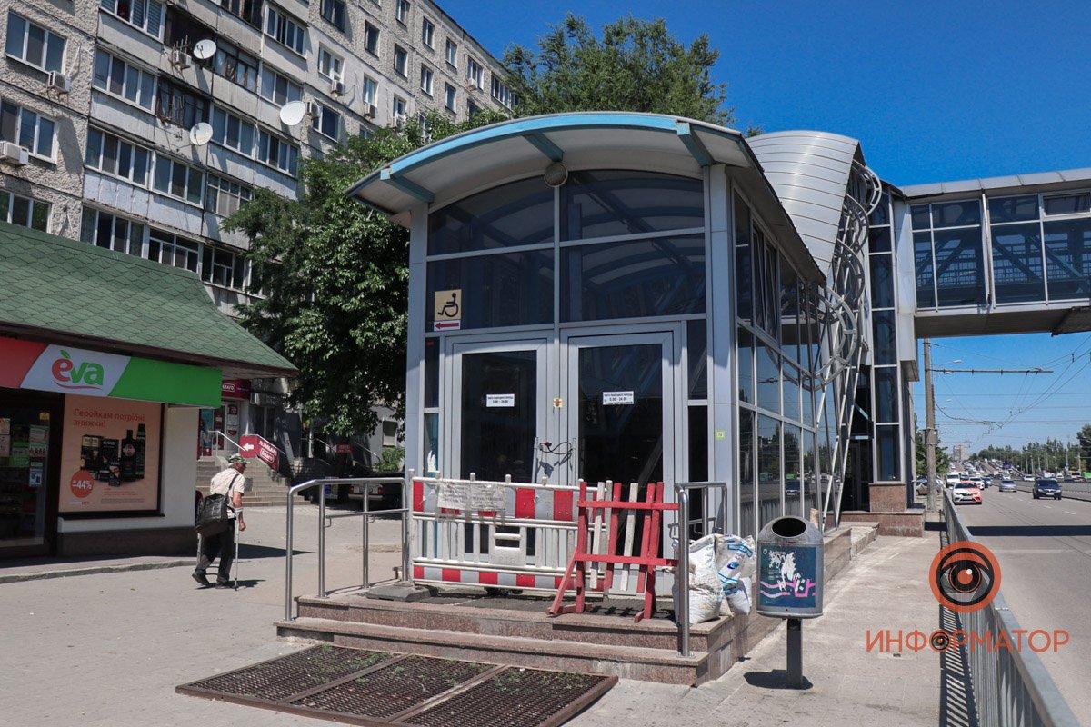 На двери перехода повесили велосипедный замок На двери перехода повесили велосипедный замок