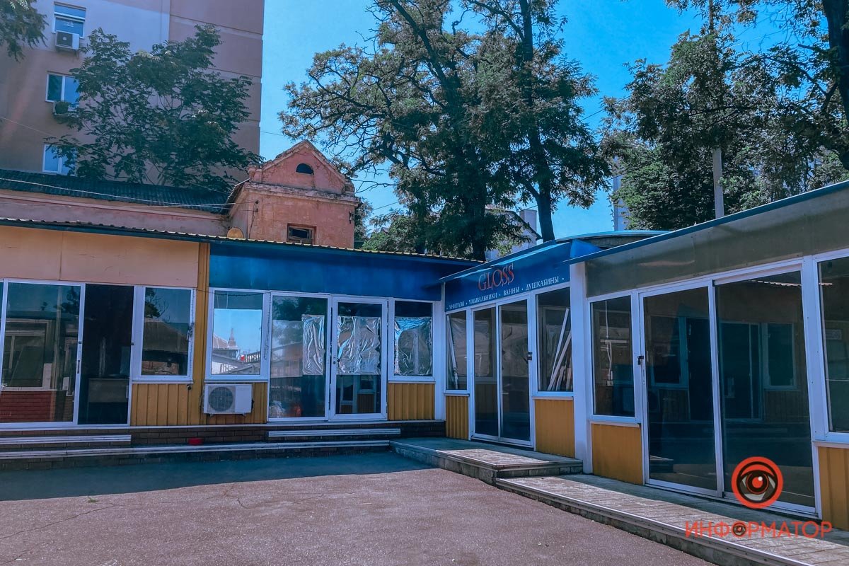 Покупатели выбирают поехать в крупные торговые сети, а не маленькие павильоны Покупатели выбирают поехать в крупные торговые сети, а не маленькие павильоны