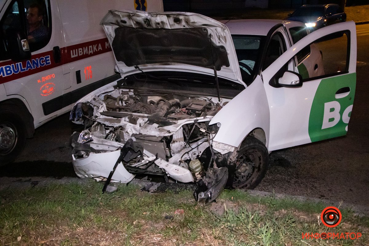 На улице Владимира Антоновича столкнулись автомобиль Renault службы такси Bolt и Nissan