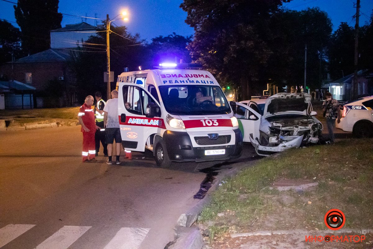 Авария случилась примерно в 20:50 на пересечении с улицей Надежды Алексеенко