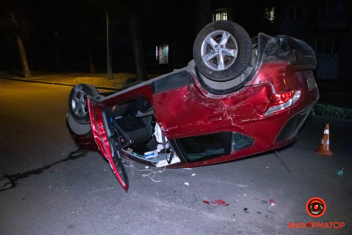 От удара Nissan перевернулся на крышу