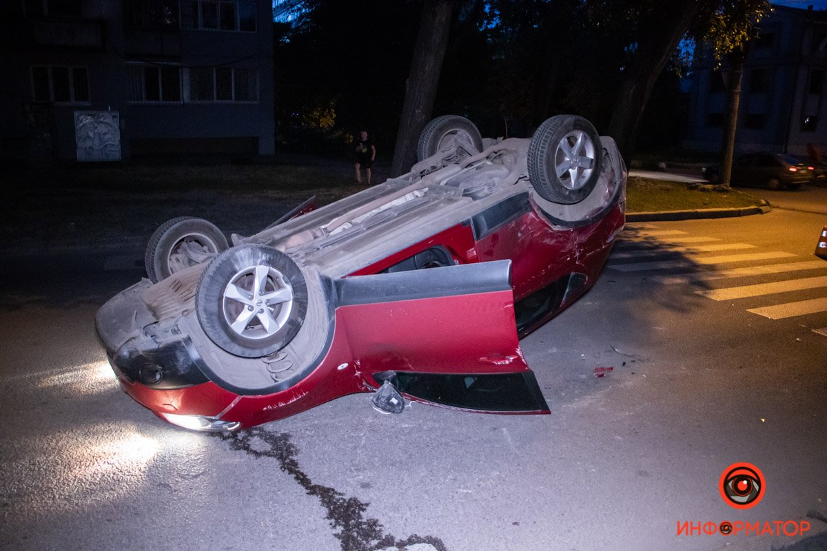 Nissan ехал по главной по Владимира Антоновича со стороны Философской