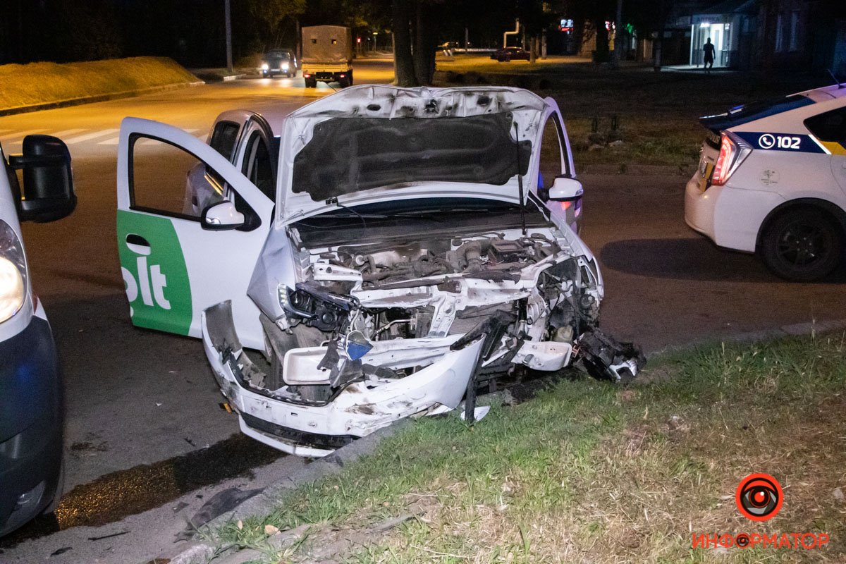 Renault ехал по Надежды Алексеенко, по второстепенной, со стороны Пушкина