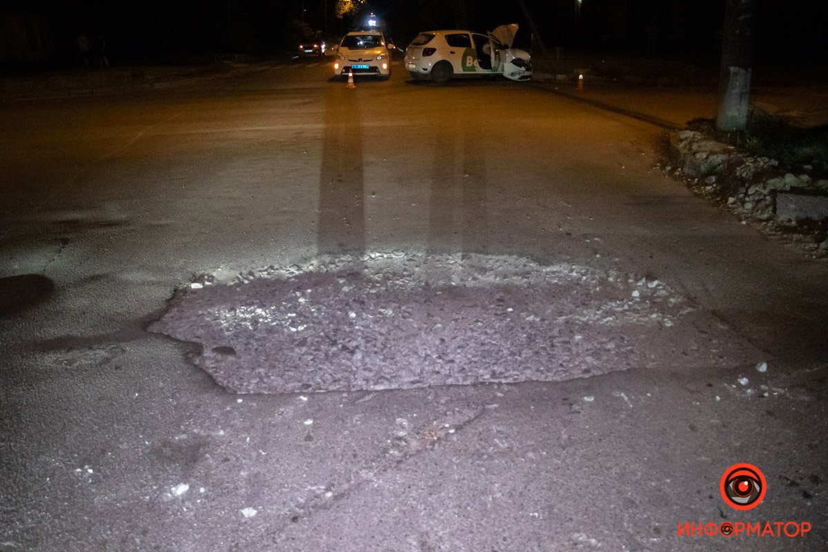 По словам водителя такси, он отвлекся на яму перед перекрестком