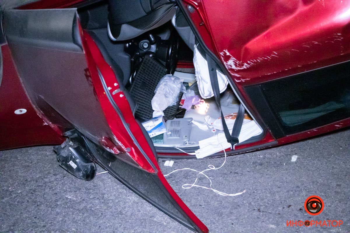 Мужчину и женщину из Nissan скорая отвезла в больницу №16