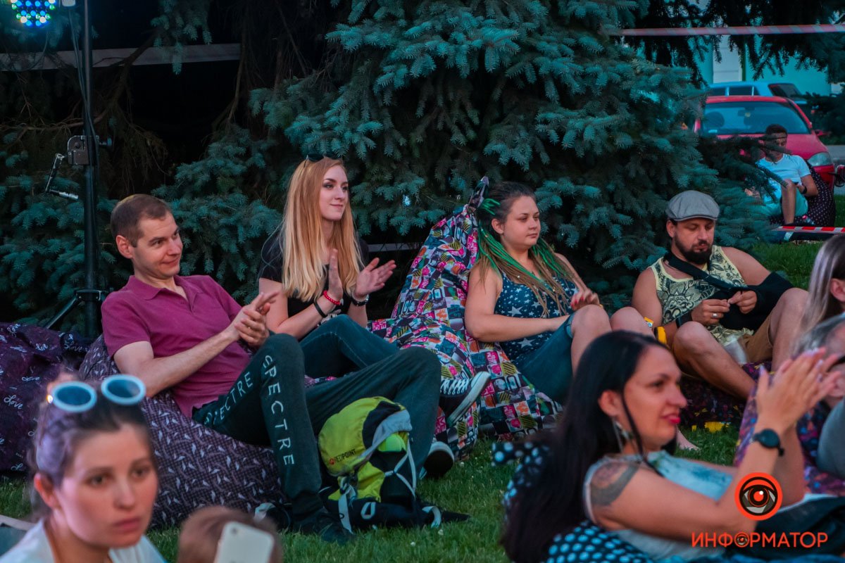 Часть зрителей разместилась на пуфах перед сценой Часть зрителей разместилась на пуфах перед сценой