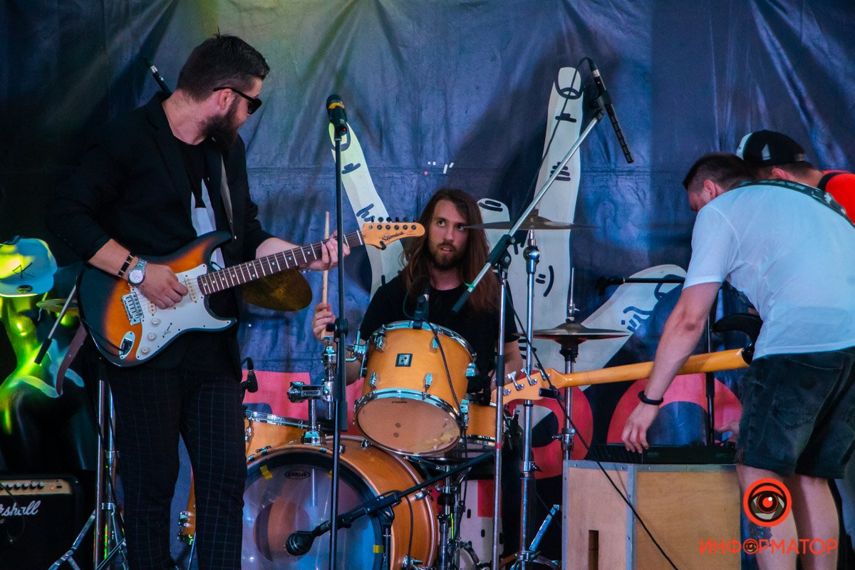 Задает ритм Задает ритм