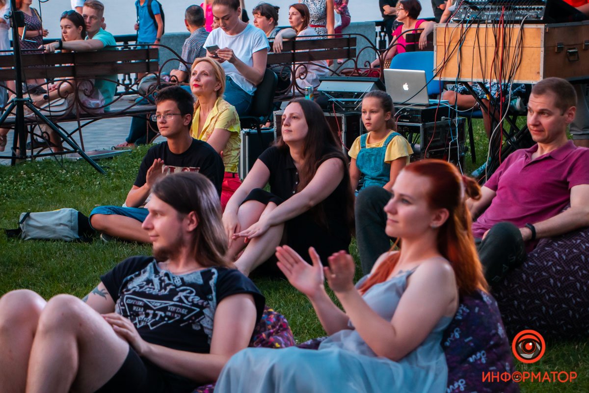 Кто-то разместился на лавочках на набережной Кто-то разместился на лавочках на набережной