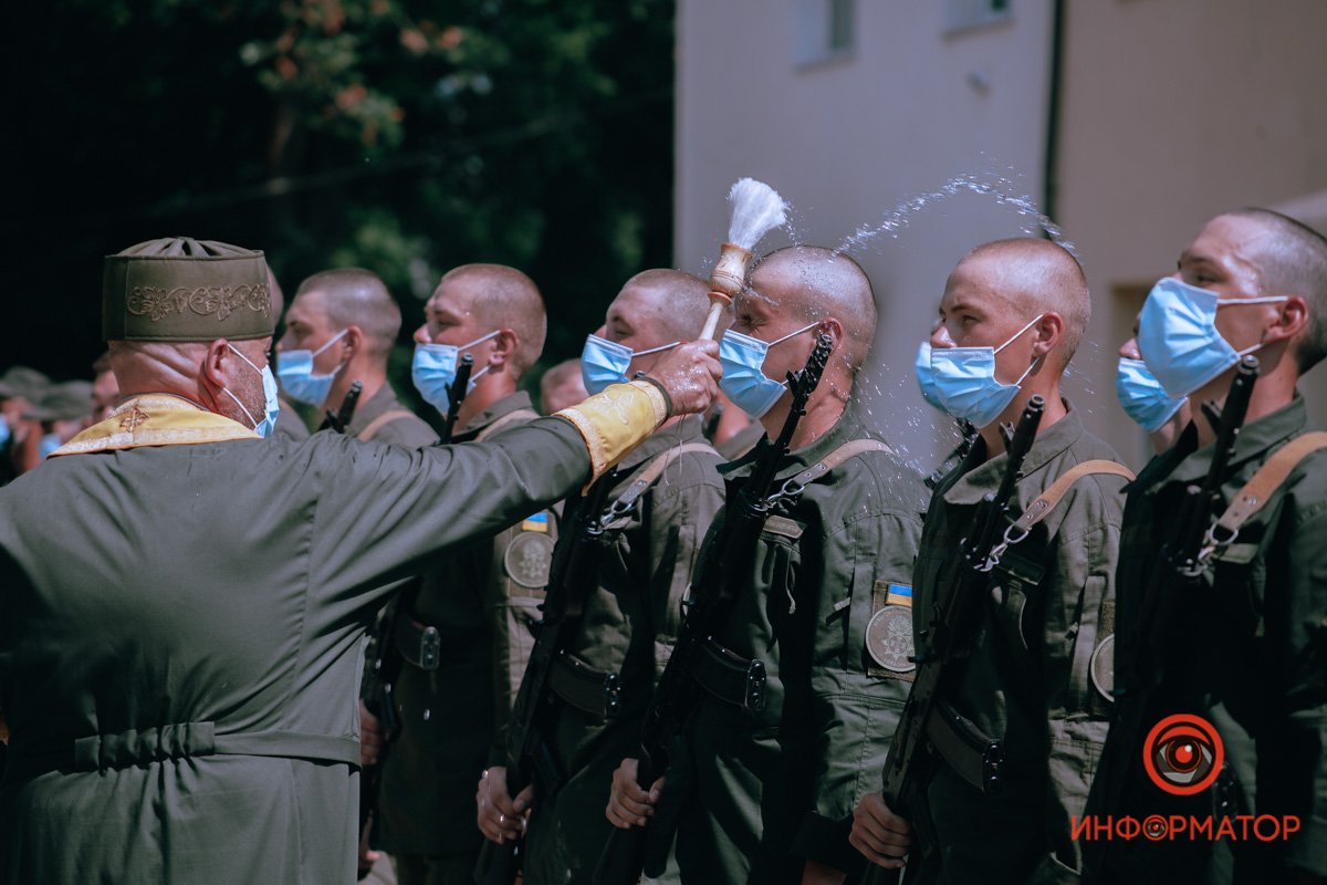 Капеллан окропил новобранцев святой водой