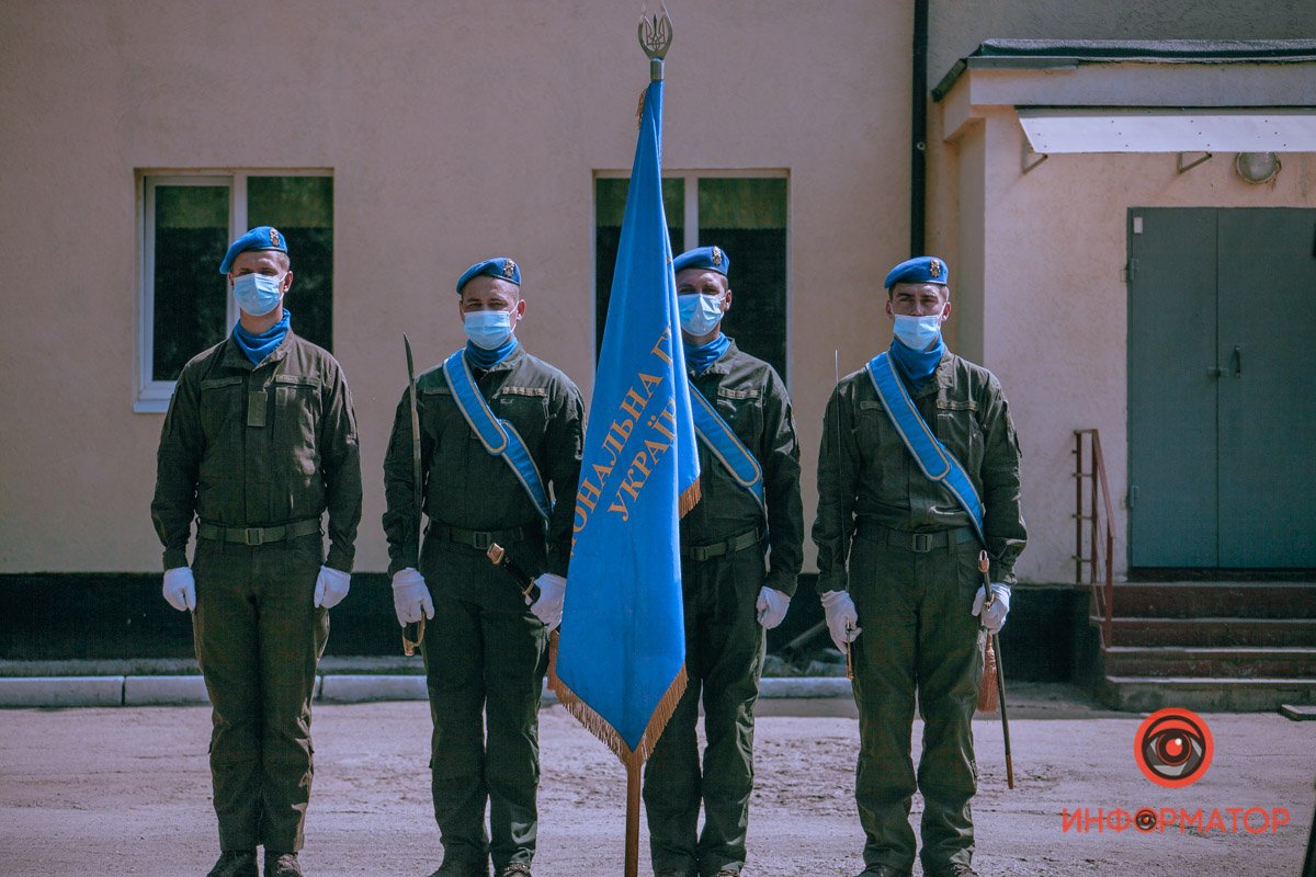 Перед выносом флага