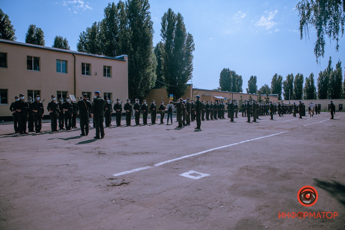 Принимали присягу одновременно несколько человек: каждый перед своим учебным взводом