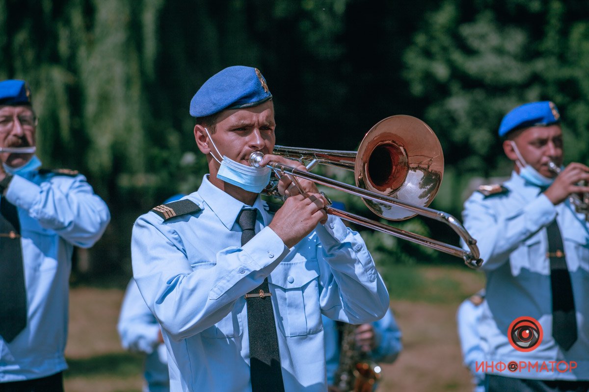 Играет марш