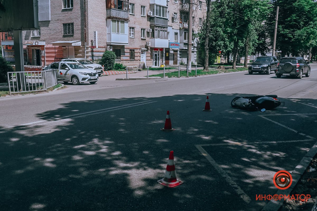 Cтолкнулись Renault службы такси Uklon и мотороллер службы доставки Glovo Cтолкнулись Renault службы такси Uklon и мотороллер службы доставки Glovo