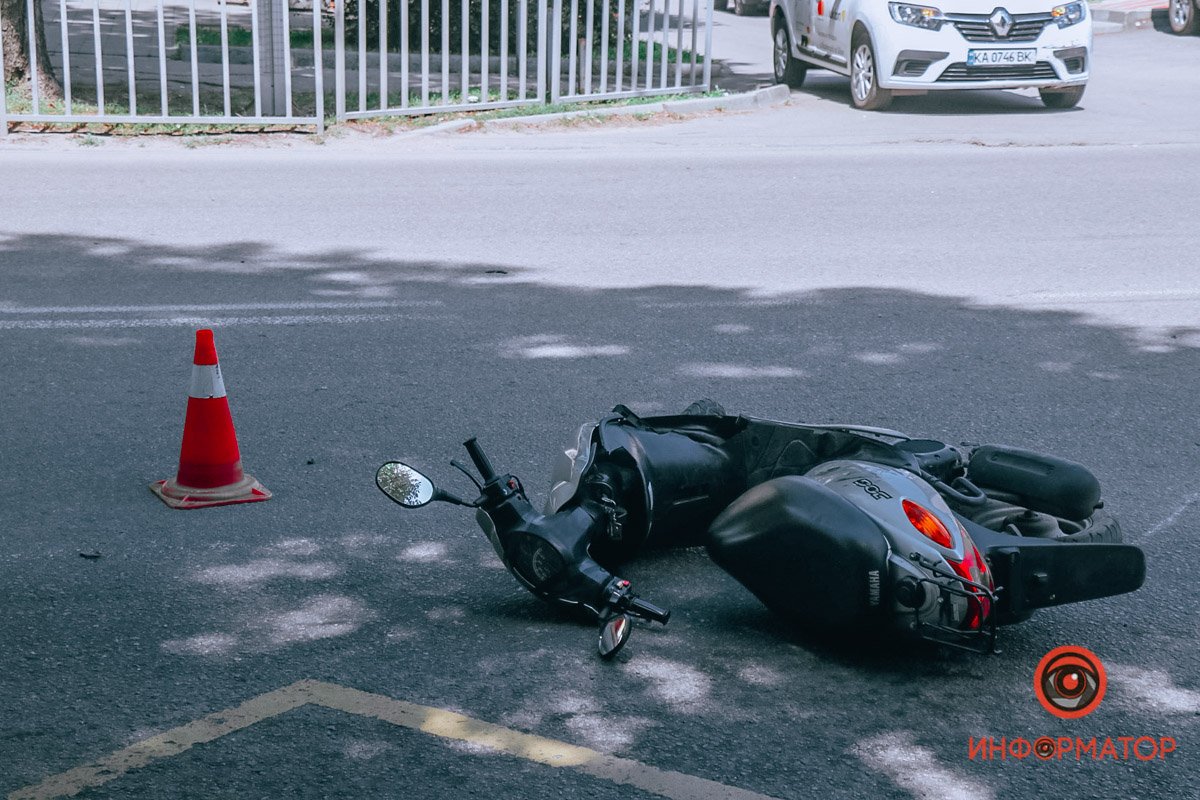 Мотороллер ехал по Титова в сторону улицы Макарова Мотороллер ехал по Титова в сторону улицы Макарова