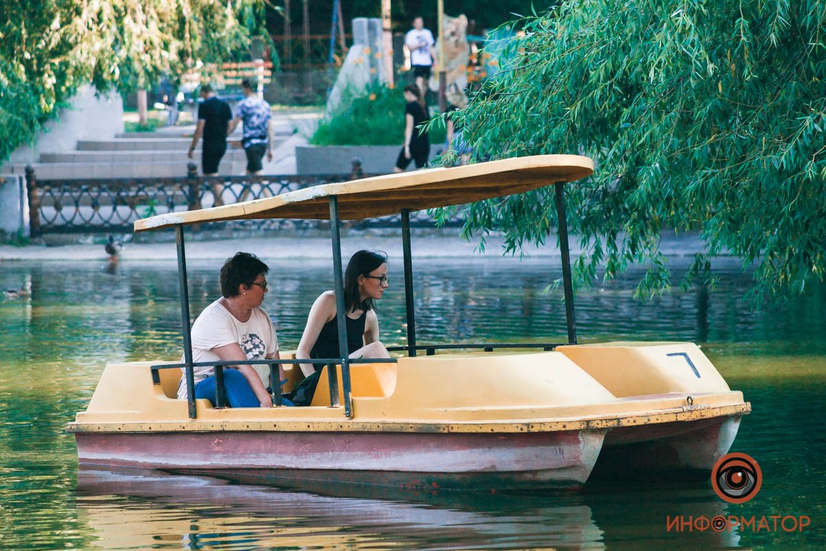 Когда озеро выходит из берегов, можно "проплыть" и по тротуарам Когда озеро выходит из берегов, можно "проплыть" и по тротуарам