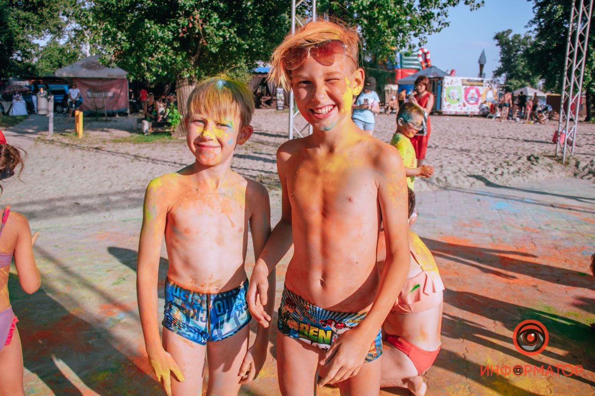 Краски холи отмываются холодной водой Краски холи отмываются холодной водой