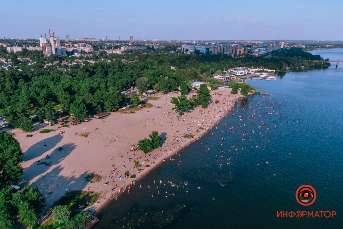 На пляже было очень много людей На пляже было очень много людей
