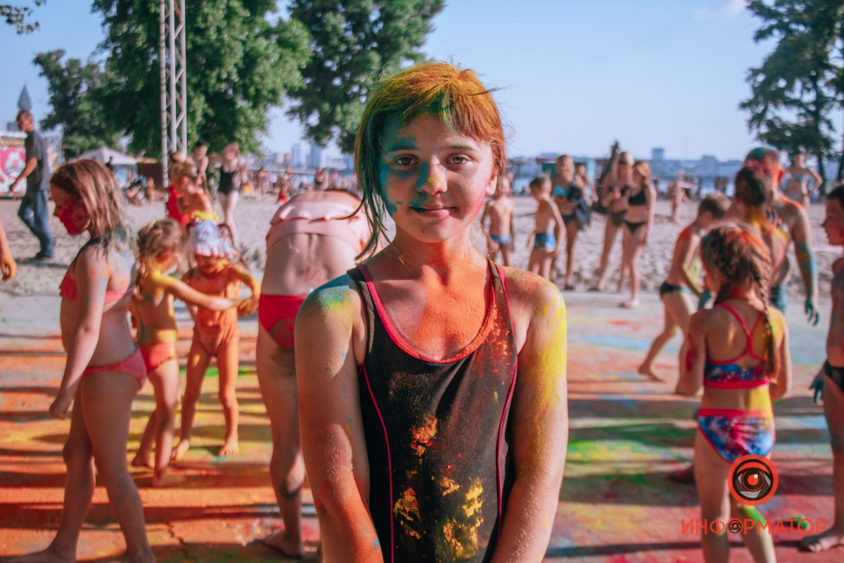 Говорят, что краски холи безопасны Говорят, что краски холи безопасны