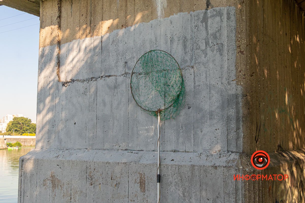 Стоит, скучает