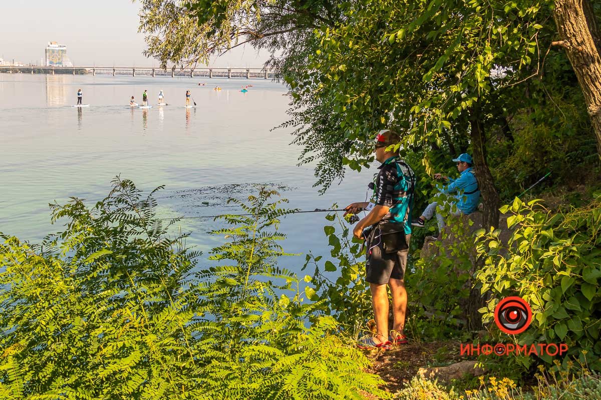Вдалеке байдарочники, рыбу пугают 
