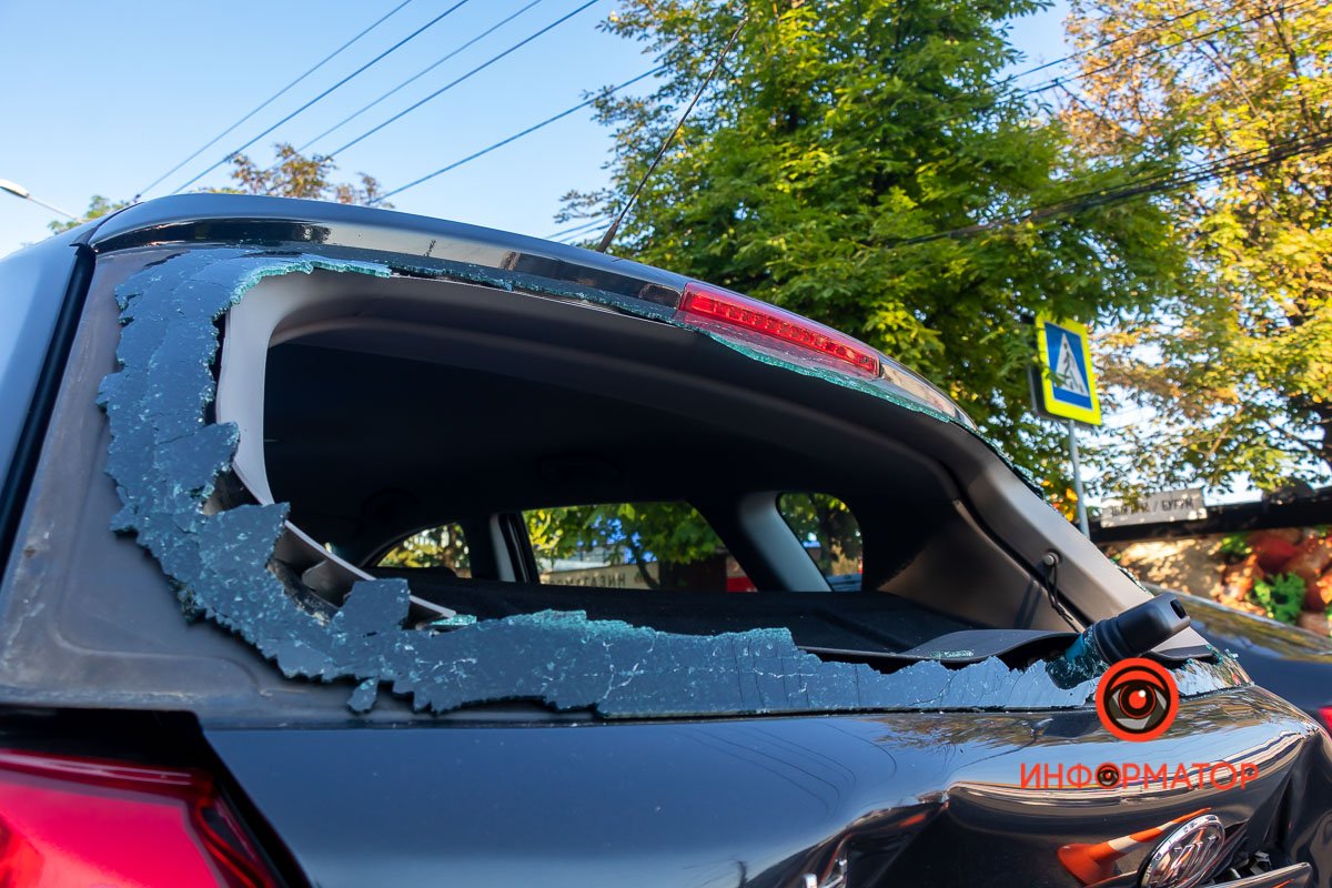 От удара разбилось стекло в KIA От удара разбилось стекло в KIA