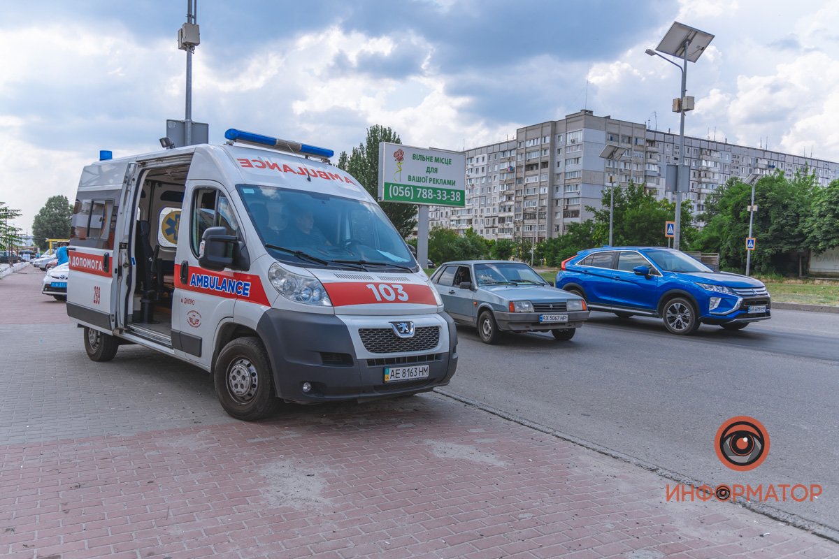 Здесь мужчина и женщина попали под колеса автомобиля ВАЗ Здесь мужчина и женщина попали под колеса автомобиля ВАЗ