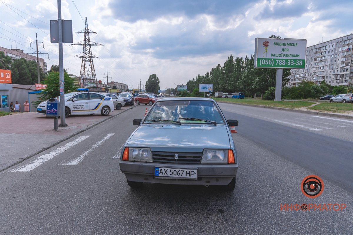 По словам пассажирки ВАЗа, пешеходы выбежали на дорогу возле перехода и сознательно бросились под машину. По словам пассажирки ВАЗа, пешеходы выбежали на дорогу возле перехода и сознательно бросились под машину.