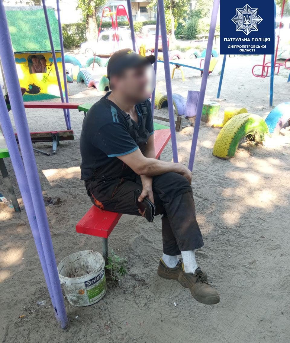 В Днепре мужчина срезал скамейки на детской площадке: его задержали местные жители 2