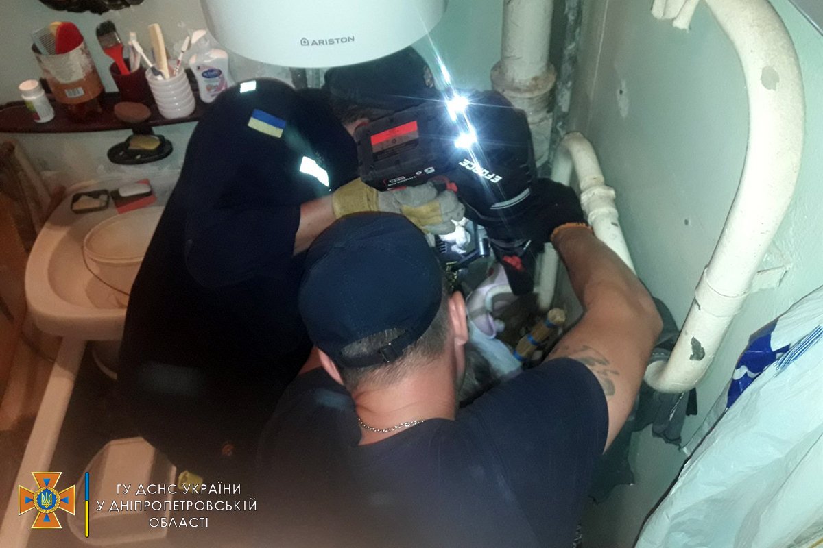 Рука женщины застряла между трубами, в таком положении она провела несколько дней