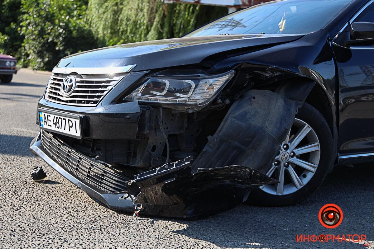 В Днепре на проспекте Хмельницкого столкнулись Daewoo и Toyota: пострадала 16-летняя девушка 1