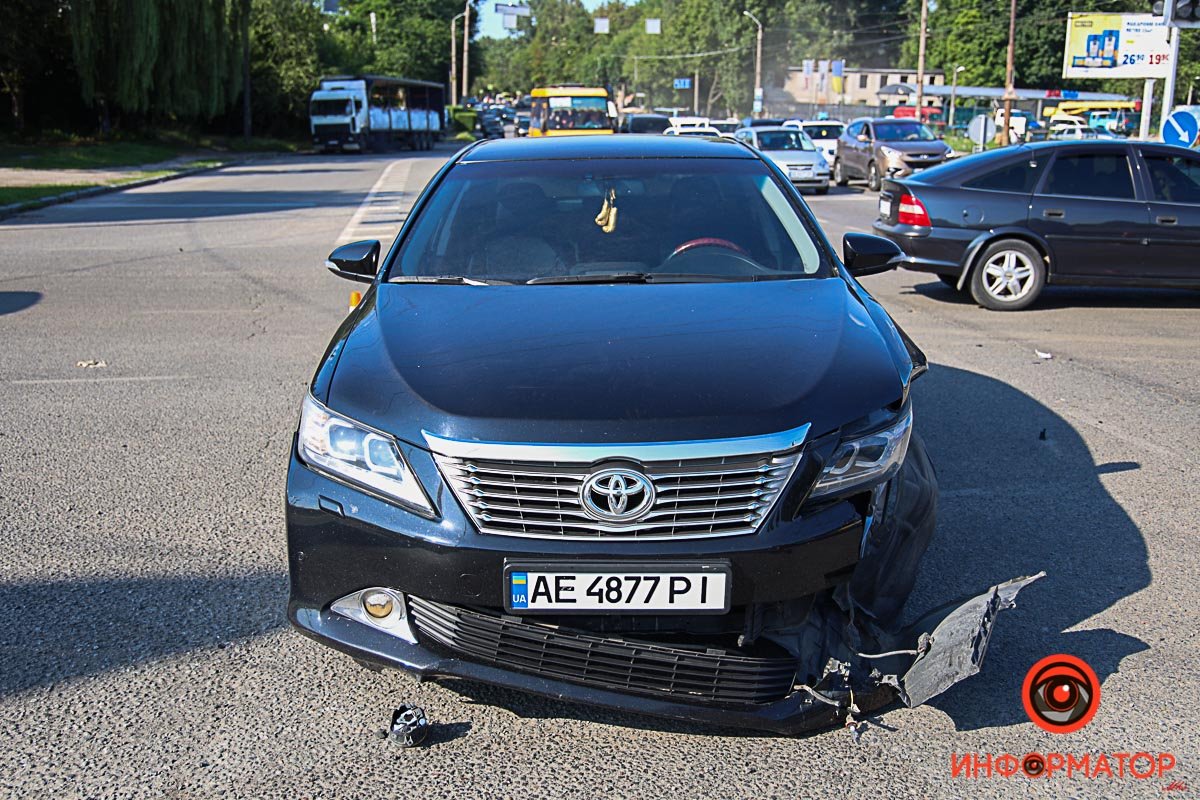 В Днепре на проспекте Хмельницкого столкнулись Daewoo и Toyota: пострадала 16-летняя девушка 2