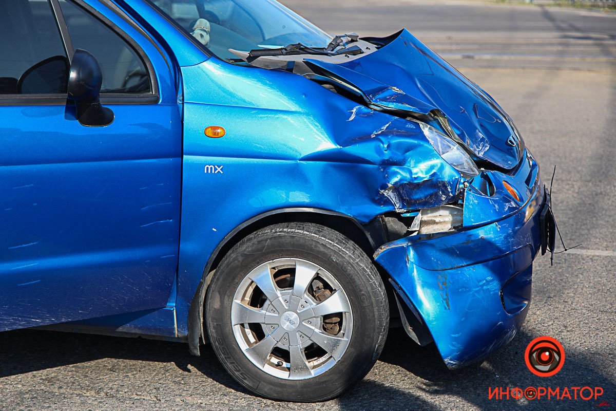 В Днепре на проспекте Хмельницкого столкнулись Daewoo и Toyota: пострадала 16-летняя девушка 3