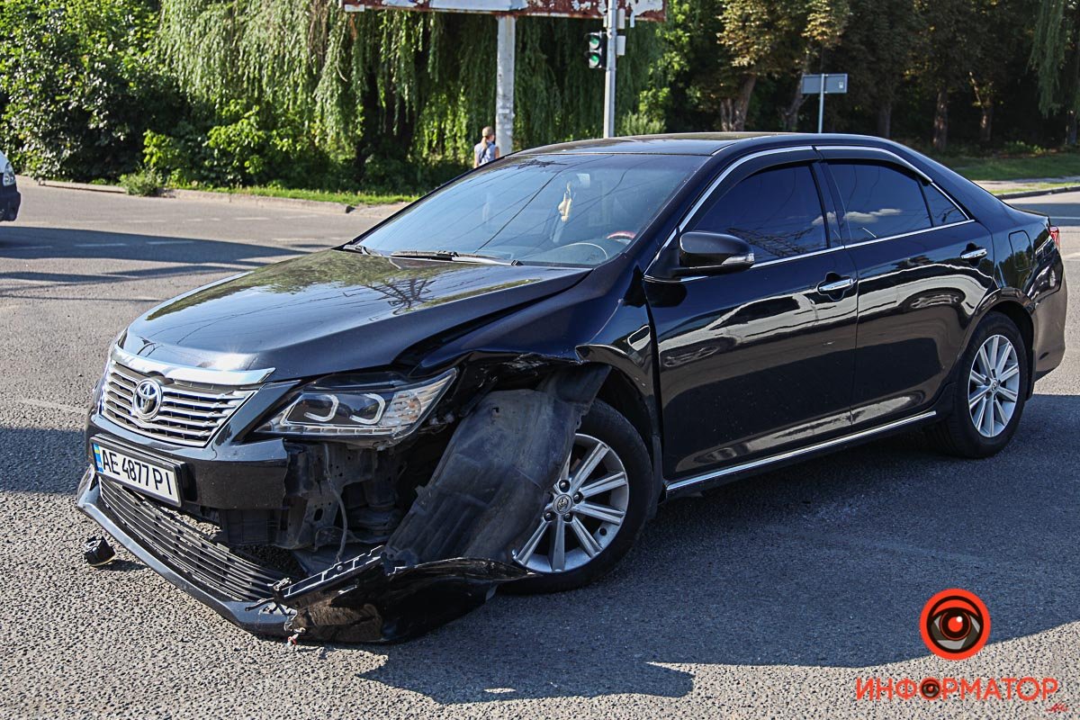 В Днепре на проспекте Хмельницкого столкнулись Daewoo и Toyota: пострадала 16-летняя девушка 4