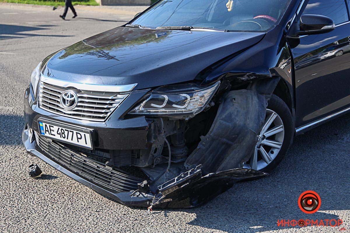 В Днепре на проспекте Хмельницкого столкнулись Daewoo и Toyota: пострадала 16-летняя девушка 5