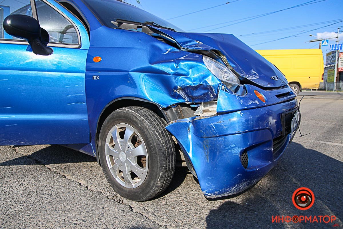 В Днепре на проспекте Хмельницкого столкнулись Daewoo и Toyota: пострадала 16-летняя девушка 6