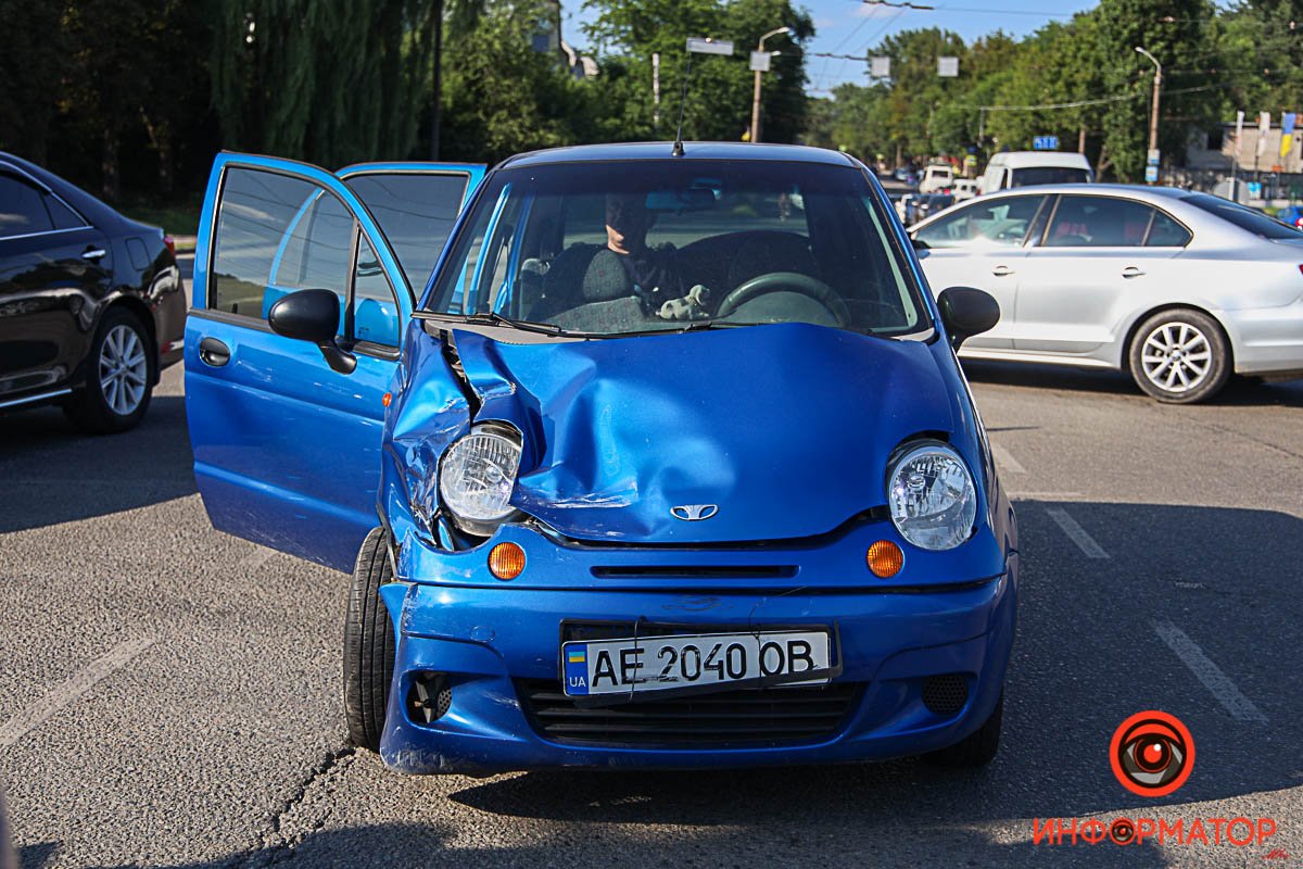 В Днепре на проспекте Хмельницкого столкнулись Daewoo и Toyota: пострадала 16-летняя девушка 7