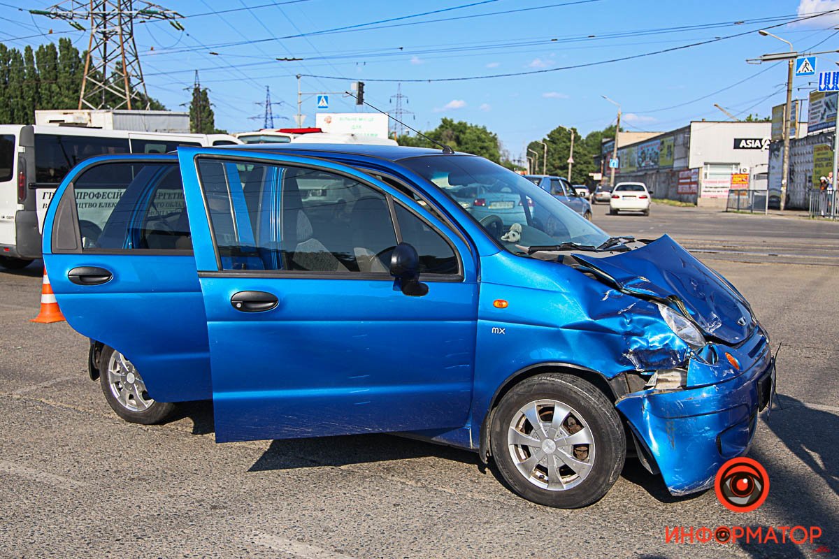 В Днепре на проспекте Хмельницкого столкнулись Daewoo и Toyota: пострадала 16-летняя девушка 8