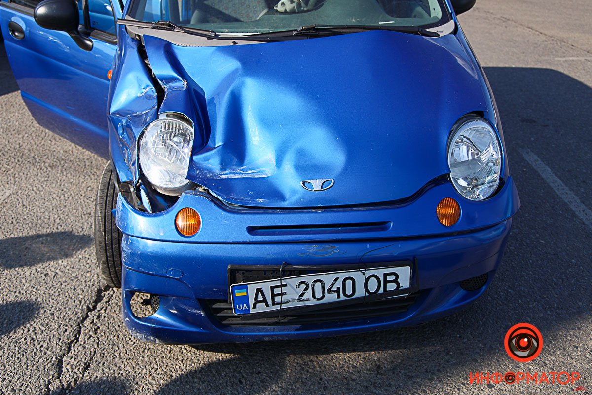 В Днепре на проспекте Хмельницкого столкнулись Daewoo и Toyota: пострадала 16-летняя девушка 9