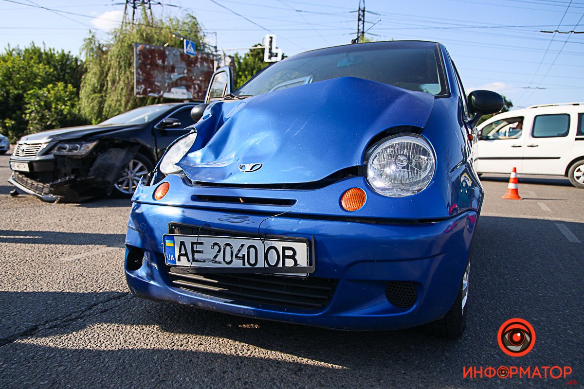 В Днепре на проспекте Хмельницкого столкнулись Daewoo и Toyota: пострадала 16-летняя девушка 10