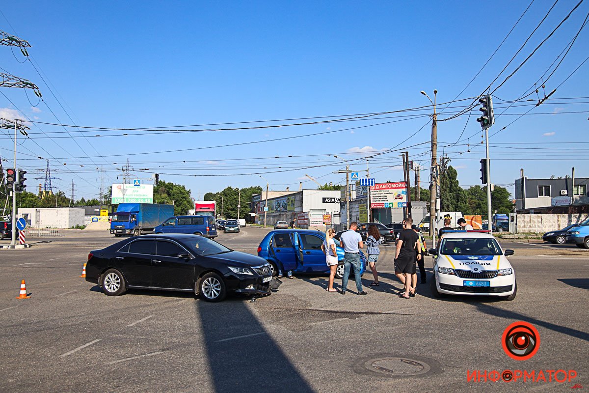 В Днепре на проспекте Хмельницкого столкнулись Daewoo и Toyota: пострадала 16-летняя девушка 11