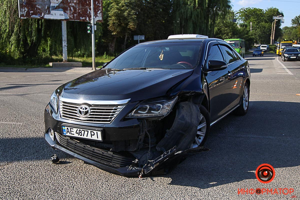 В Днепре на проспекте Хмельницкого столкнулись Daewoo и Toyota: пострадала 16-летняя девушка 12