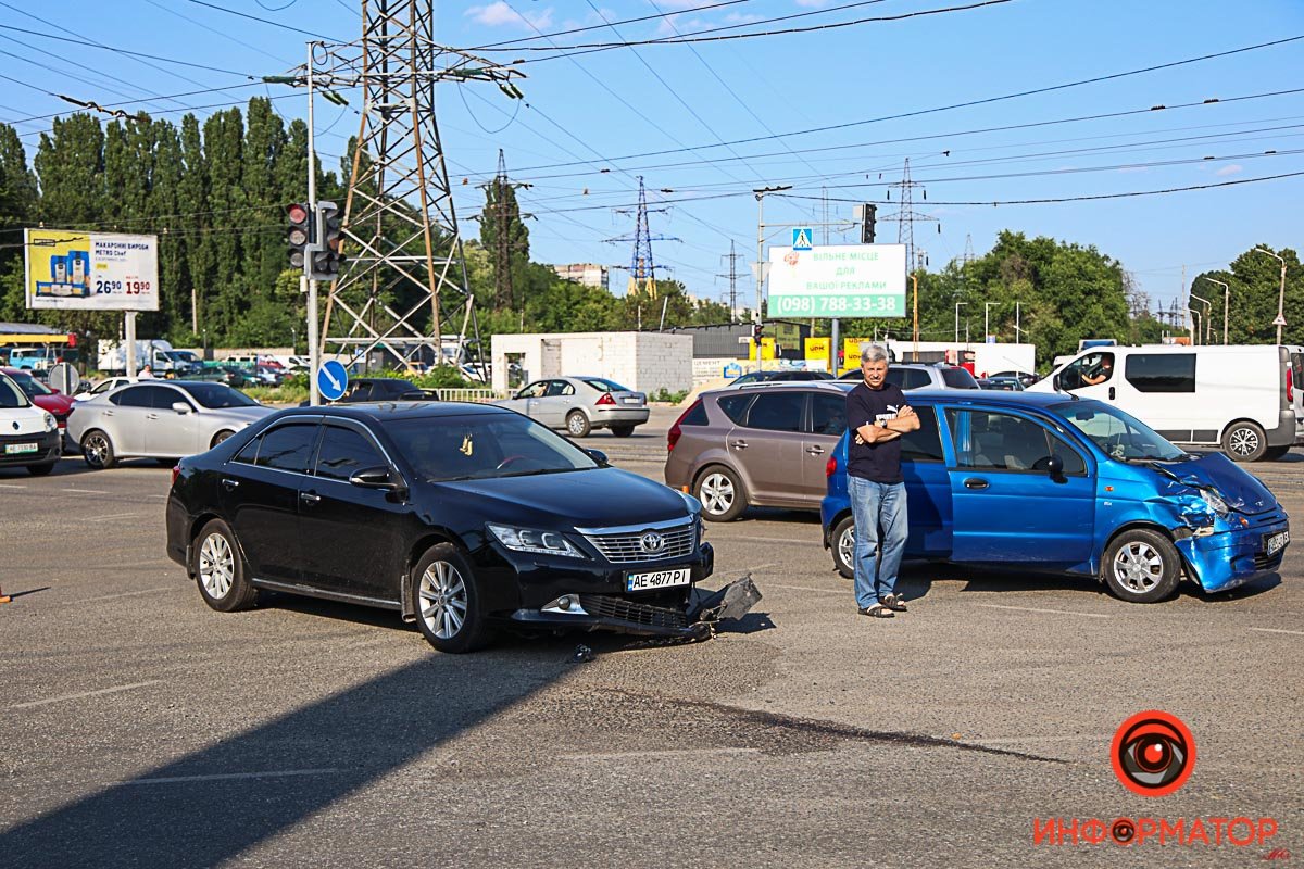 В Днепре на проспекте Хмельницкого столкнулись Daewoo и Toyota: пострадала 16-летняя девушка 13