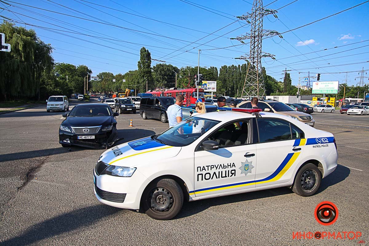 В Днепре на проспекте Хмельницкого столкнулись Daewoo и Toyota: пострадала 16-летняя девушка 14
