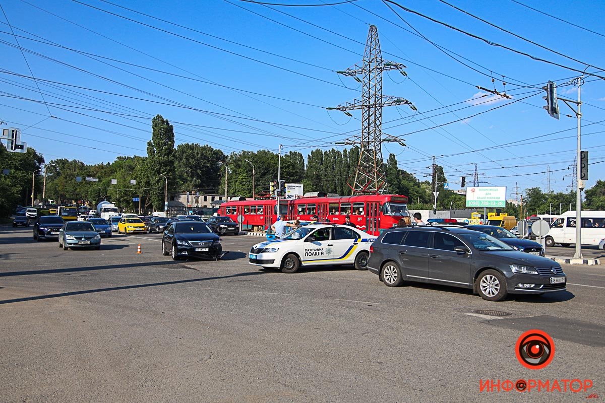 В Днепре на проспекте Хмельницкого столкнулись Daewoo и Toyota: пострадала 16-летняя девушка 15