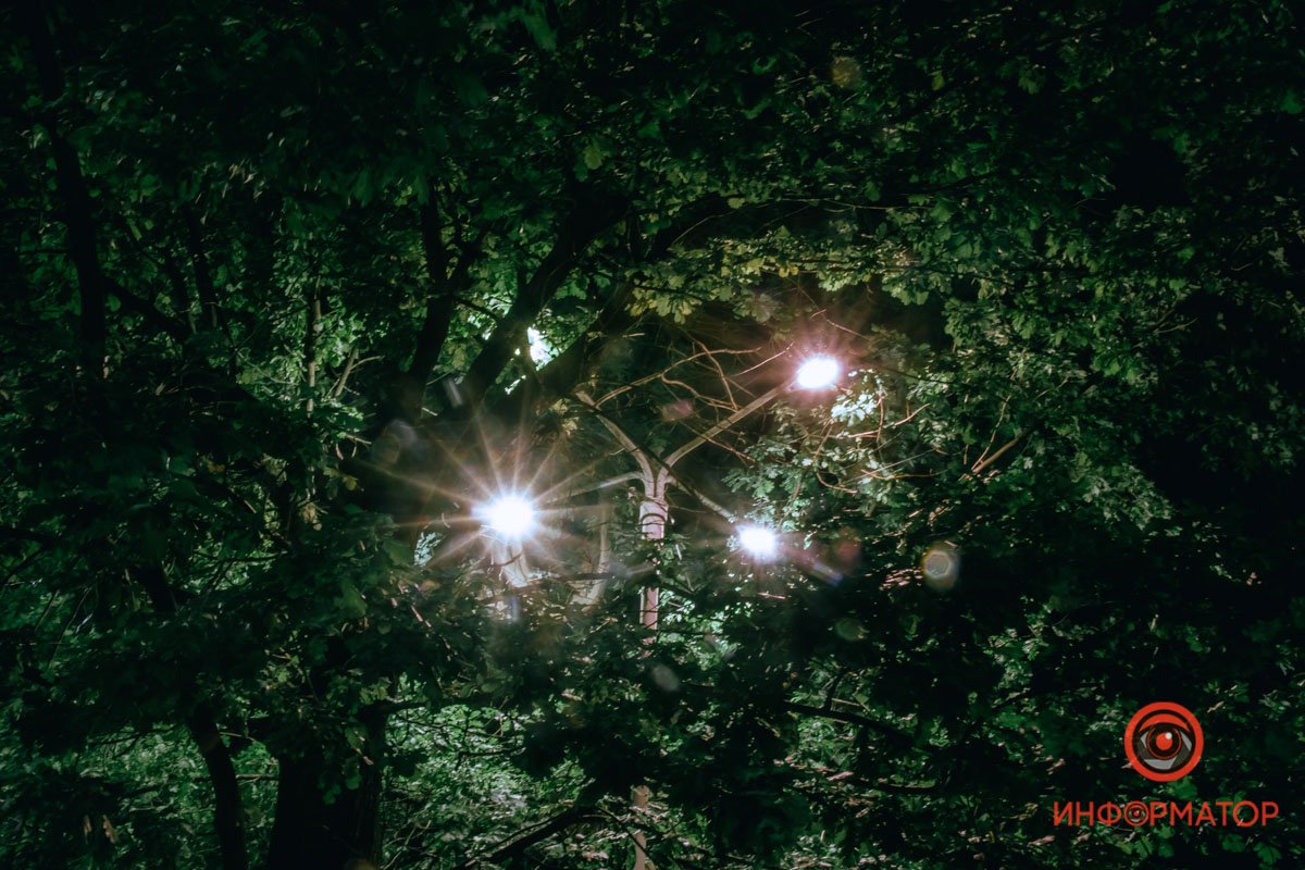 Хорошо, что хоть этот фонарь горит