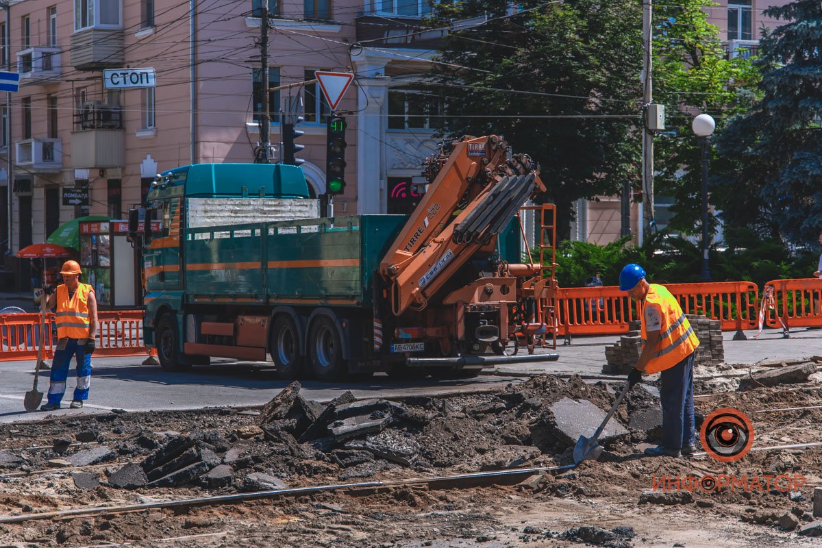 Снимают дорожное покрытие